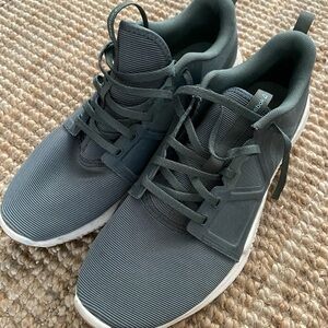 Reebok Gray/Green Athletic Shoes Sleek Design Lightweight